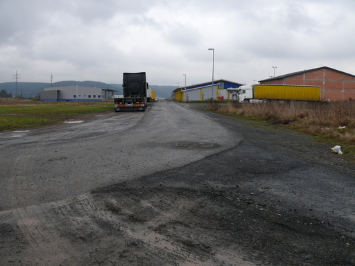 Weiter über die teilausgebaute Straße ohne Fußweg